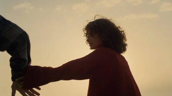 Romantisch Stel Het Strand Bij Zonsopgang Liefdevolle Vrouw Man Die — Stockfoto