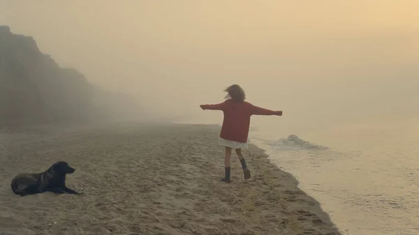 Bonne Fille Courant Sur Plage Océan Lever Soleil Fille Excitée — Photo