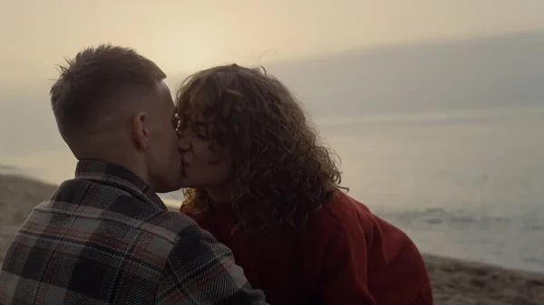 Romantic Couple Kissing Beach Sunrise Smiling Woman Man Looking Each — 스톡 사진