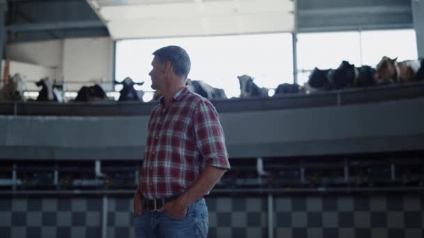 Livestock Expert Inspecting Milking Carousel Standing Alone Dairy Production Facility — ストック動画