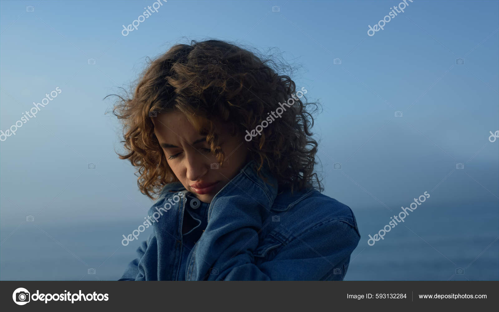 Fundo Mulher Sentada Na Costa Rochosa Mulher Triste Segurando Foto