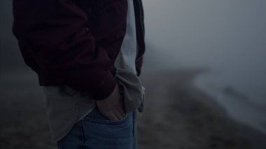 Sahilde dans eden tanınmaz bir adam. Müzik ritminde elini hareket ettiren aktif bir adam. Kotun cebinde kolları tutan yakın bir erkek. Sahilde tek başına duran sıradan bir adam. Hippi dışarıda dinleniyor.