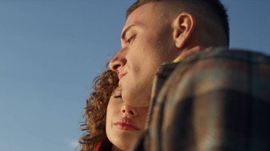 Sahilde dikilen şık bir çift. Hayalperest kadın ve kameraya poz veren adam. Kapalı gözlü, sevgi dolu bir kız sarılan adam. Moda kadını yüzü portresi. Sevgililer birlikte tatilin tadını çıkarıyorlar. Aşk konsepti