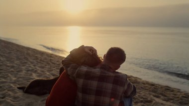 Okyanusta gün doğumuna bakan romantik bir çift. Deniz kıyısında bir kadını kucaklayan genç bir adam. Sevgili kız arkadaşın erkek arkadaşının omzuna kafa koyuyor. Sevgililer birlikte yazın tadını çıkarıyorlar. İlişki kavramı 