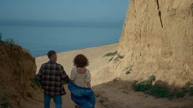 Genç bir çift kumsala gidiyor. Güzel, mutlu bir kadın çekici bir adama hayranlıkla bakıyor. Neşeli bir çift, güneşli deniz manzaralı deniz kenarında yürüyor. Romantik aşıklar birlikte doğada dinleniyorlar.