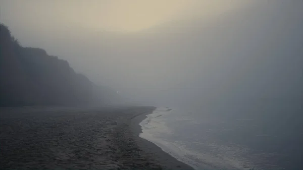 Γραφική Θέα Βραχώδης Παραλία Στην Πρωινή Ομίχλη Θαλάσσιο Τοπίο Την — Φωτογραφία Αρχείου