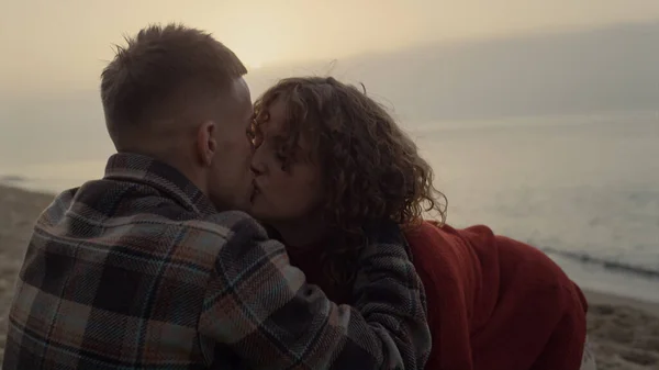 Romantic Couple Kissing Beach Sunrise Sensual Girl Guy Hugging Each — 스톡 사진