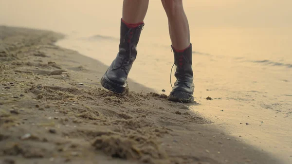 Kumsalda Dans Eden Kadın Bacakları Dışarıda Şık Botlar Giyen Tanınmamış — Stok fotoğraf