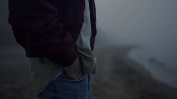 Homme Méconnaissable Dansant Sur Plage Gars Actif Qui Bouge Les — Photo