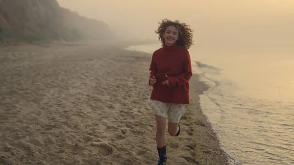 Szczęśliwa Kobieta Biegająca Plaży Wschodzie Słońca Zabawna Dziewczyna Uśmiechnięta Kamery — Zdjęcie stockowe