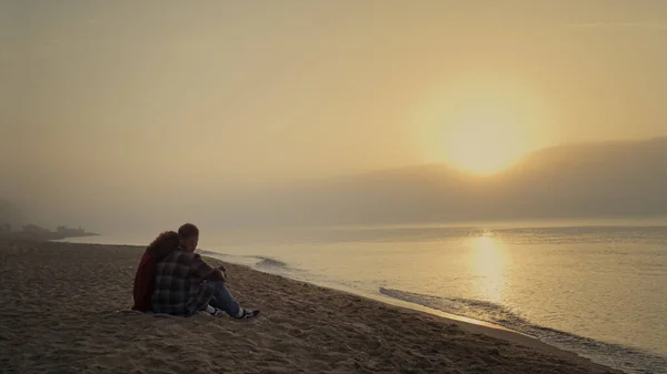 Amplia Pareja Amante Tiro Sentado Playa Arena Océano Jóvenes Amantes —  Fotos de Stock