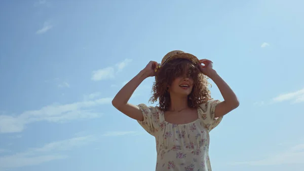 Joven Chica Despreocupada Bailando Playa Vistiendo Vestido Florido Cerca Feliz — Foto de Stock