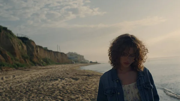 站在沙滩上沉思的女孩的画像 日出时凝视着海平线的女人很不安 面部表情严肃的女性 后视镜孤寂的女士在海滨摆姿势 悲伤的概念 — 图库照片