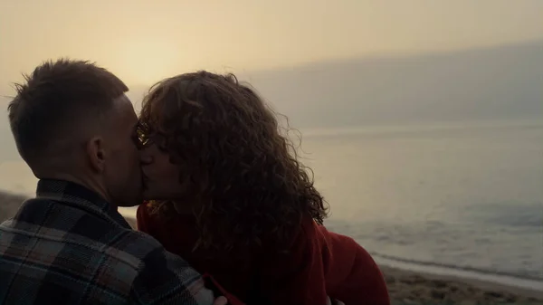 Smiling Woman Running Man Beach Loving Couple Kissing Sea Coast — 图库照片