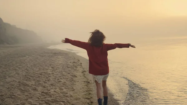 Vedere Din Spate Fată Elegantă Care Rulează Plajă Nisip Femeia — Fotografie, imagine de stoc