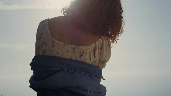 Unknown Relaxed Girl Standing Backwards Beach Enjoying Bright Evening Sunlight — Zdjęcie stockowe