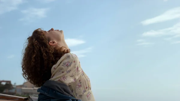 Γαλήνιο Ελκυστικό Κορίτσι Στέκεται Παραλία Αυξάνοντας Πρόσωπο Μέχρι Φως Του — Φωτογραφία Αρχείου