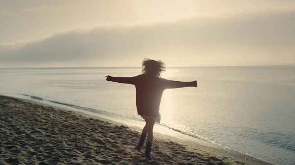 Podekscytowana Kobieta Zawraca Plaży Szczęśliwa Dziewczyna Tańcząca Nad Morzem Kobieta — Zdjęcie stockowe