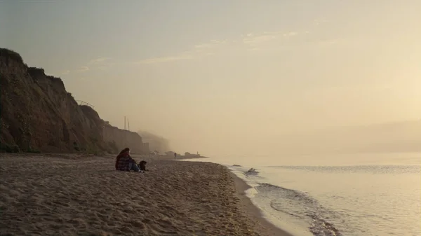 Ρομαντικό Ζευγάρι Που Κάθεται Στην Ακτή Ξημέρωμα Πίσω Όψη Όμορφη — Φωτογραφία Αρχείου