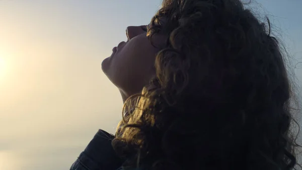 Mírumilovná Dívka Užívá Východ Slunce Moři Zblízka Zasněná Žena Zavřenýma — Stock fotografie