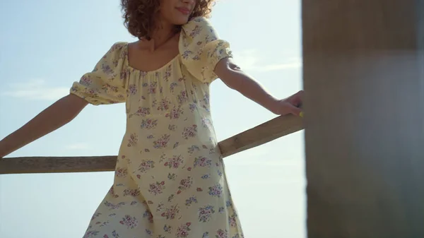 Relaxed Young Woman Leaning Wooden Railings Standing Seashore Summer Morning — Zdjęcie stockowe