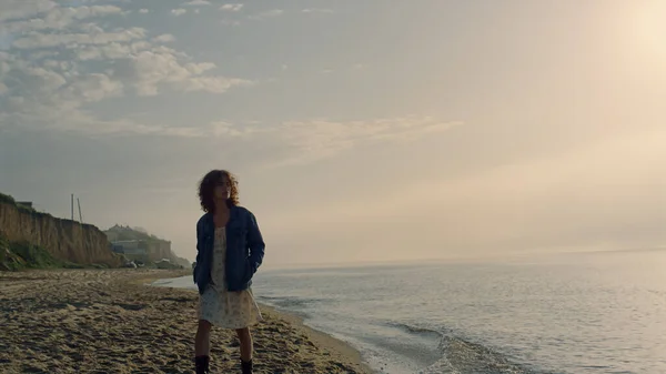 Romantyczna Dziewczyna Patrząc Ocean Wschodzie Słońca Marzycielka Spacerująca Plaży Kobieta — Zdjęcie stockowe