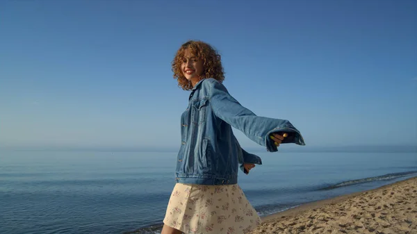 Attractive Happy Girl Enjoying Sunny Day Sandy Seacoast Cute Curly — 图库照片