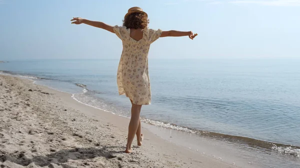 Menina Alegre Elegante Correndo Praia Areia Usando Chapéu Palha Visão — Fotografia de Stock