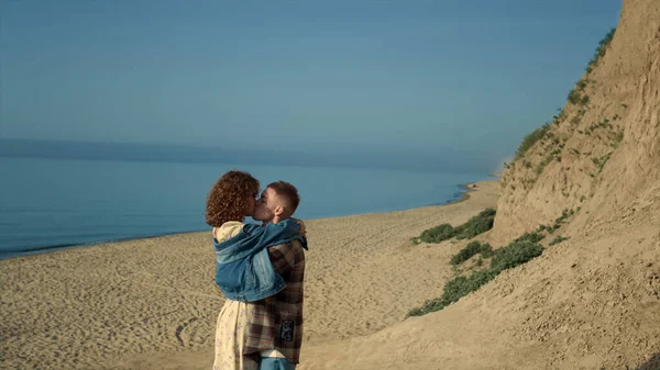 Beautiful Couple Holding Hands Walking Sandy Sea Shore Happy Young — 图库照片