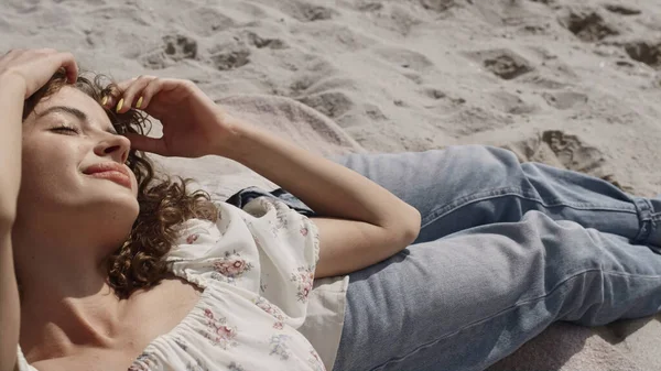 Attractive Relaxed Woman Lying Sand Beach Young Boyfriend Close Happy — Fotografia de Stock