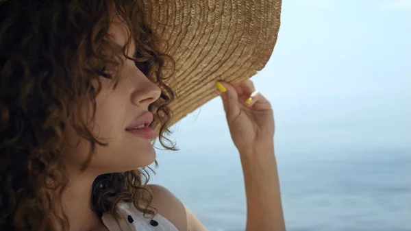 Portrait Luxurious Curly Woman Wearing Straw Wide Brimmed Hat Sunny — 图库照片