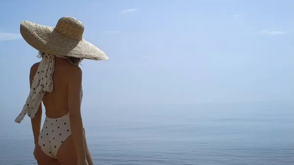 Luxuosa Senhora Encaracolado Andando Praia Frente Mar Calmo Azul Usando — Fotografia de Stock