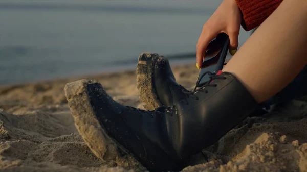 Onherkenbare Vrouw Benen Laarzen Zittend Zandstrand Close Stijlvol Meisje Met — Stockfoto