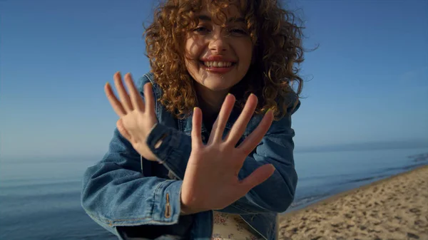 Smiling Curly Woman Posing Sunny Beach Wearing Stylish Clothes Happy — 图库照片