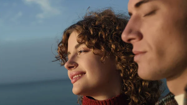 Retrato Pareja Feliz Disfrutando Momento Romántico Mar Chica Soñadora Chico — Foto de Stock