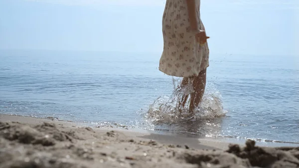 Slim Pies Mujer Desnuda Saltando Agua Del Océano Cerca Desconocida —  Fotos de Stock