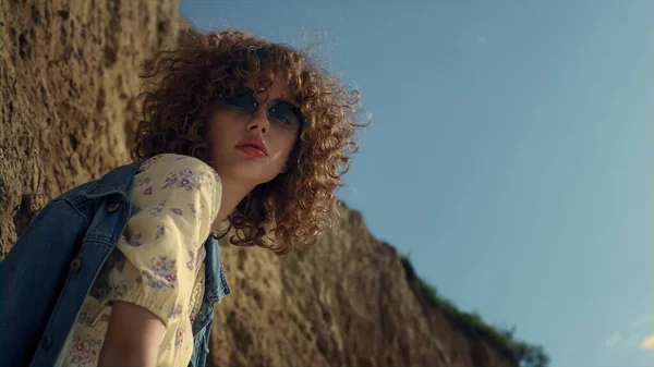 Relaxed Curly Girl Looking Camera Standing Sand Hill Close Attractive — 스톡 사진