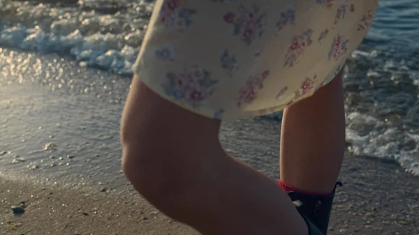 Крупним Планом Ноги Випадкової Жінки Стоять Піщаному Пляжі Невпізнана Дівчина — стокове фото