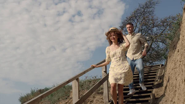 Two Joyful Lovers Running Stairs Beautiful Seashore Sand Hill Happy — Photo
