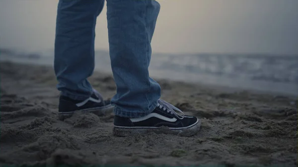 Gambe Ragazzo Primo Piano Scarpe Ginnastica Alla Moda Piedi Sulla — Foto Stock