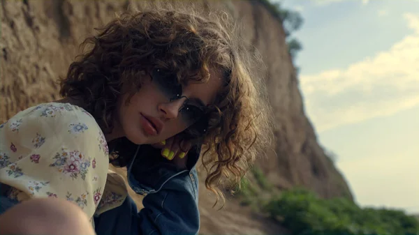 Portrait Seductive Girl Wearing Stylish Sunglasses Front Sand Hill Attractive — Stok fotoğraf