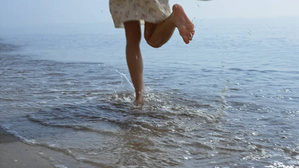 Desnudo Piernas Mujer Saltando Sobre Las Olas Del Mar Cerca —  Fotos de Stock