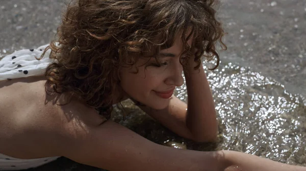 Fille Insouciante Détendue Couchée Dans Eau Mer Touchant Sable Humide — Photo