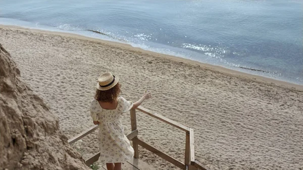 Joyful Beautiful Woman Spinning Holding Straw Hat Wooden Ladder Seashore — 图库照片