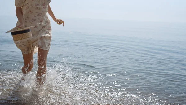 Desconocida Dama Despreocupada Corriendo Las Olas Del Mar Vacaciones Verano —  Fotos de Stock