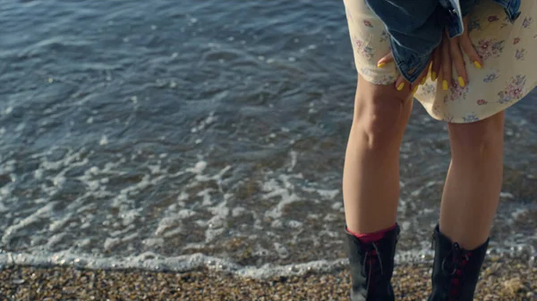 Zbliżenie Stylowe Nogi Dziewczyny Stojącej Plaży Nierozpoznana Kobieta Luźnych Ciuchach — Zdjęcie stockowe