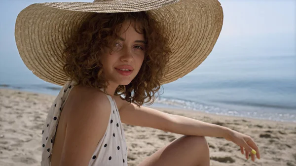 Seductive Attractive Woman Sitting Sand Beach Wearing Wide Brimmed Hat — kuvapankkivalokuva