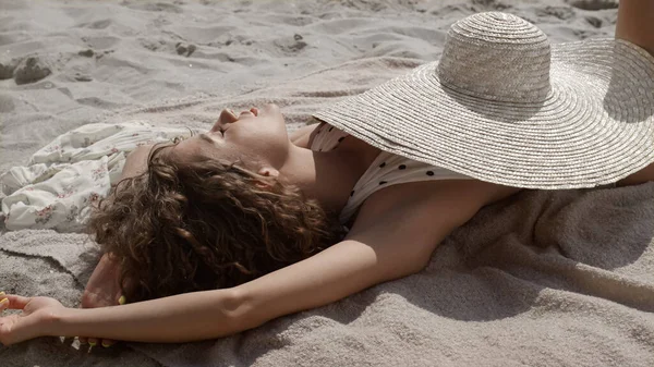 Wide Straw Brimmed Hat Covering Tanned Body Gorgeous Woman Lying — Zdjęcie stockowe