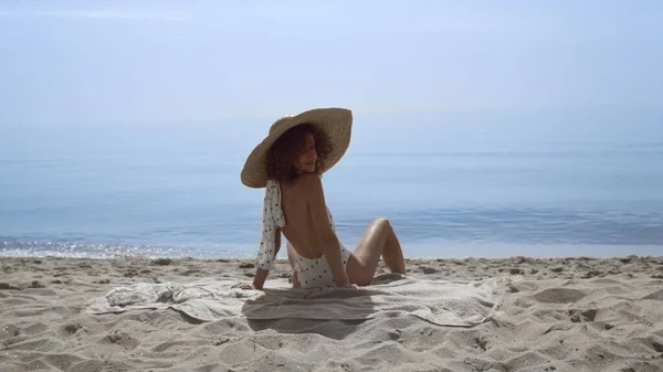 Stylish Luxurious Woman Turning Back Sitting Sunny Seashore Attractive Sexy — Photo
