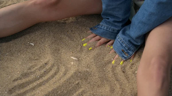 Unknown Young Girl Hands Drawing Lines Beach Sand Close Joyful — Fotografia de Stock